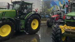 En una imagen de archivo, tractores circulando por una ciudad europea