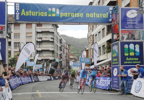 Llegada a meta, en Pola de Lena, de la primera etapa de la Vuelta a Asturias