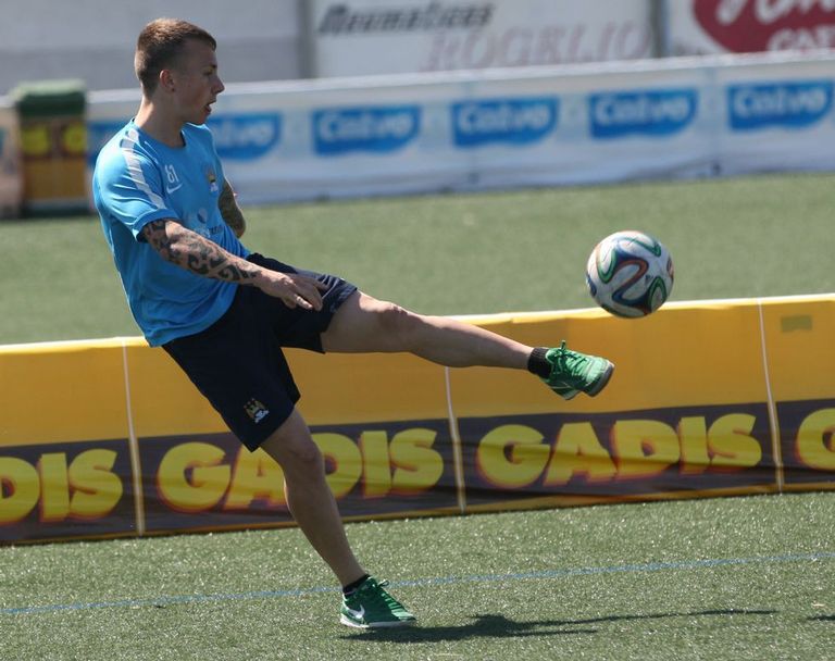 Angeliño lanzó a puerta e hizo controles y pases. 