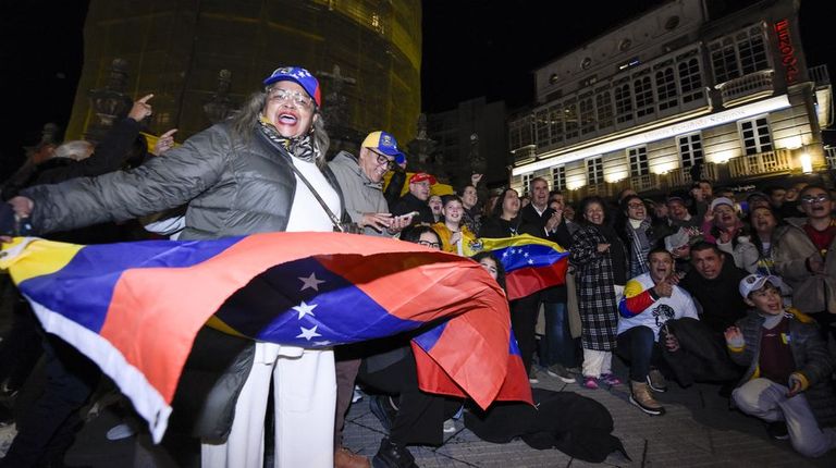 Venezolanos en Pontevedra: interpretación del himno nacional, críticas contra Maduro y felicitaciones por su caída