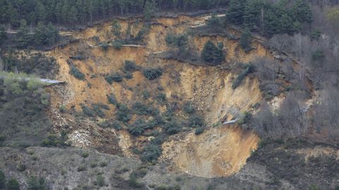 El derrumbe afectó a una amplia zona de la ladera por la que discurre la carretera LU-651