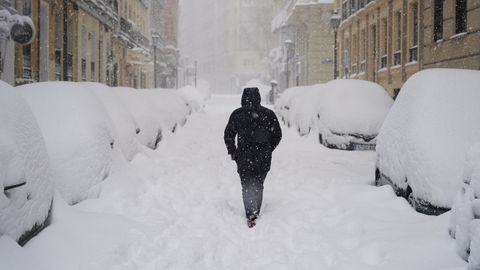 Las calles madrileñas despertaron este sábado totalmente cubiertas de nieve