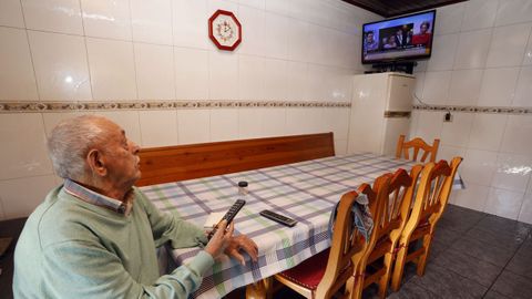 En la casa de Arsenio Fernndez (en la aldea de O Carballal), donde ya se instal uno de los nuevos receptores, la televisin funciona sin problemas