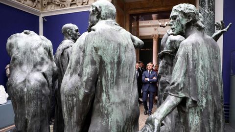 El presidente de Francia Emmanuel Macron visita unas esculturas de bronce en Calais