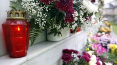 Flores en un cementerio mariano por Difuntos
