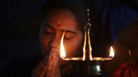Una joven reza en India. 