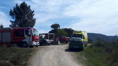Vehculos de los bomberos y de los servicios sanitarios en la zona de Pena do Castelo, en Sober