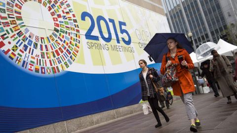 Varios viandantes pasan delante de la sede del Fondo Monetario Internacional durante la celebracin de las reuniones de primavera del Banco Mundial en Washington. 