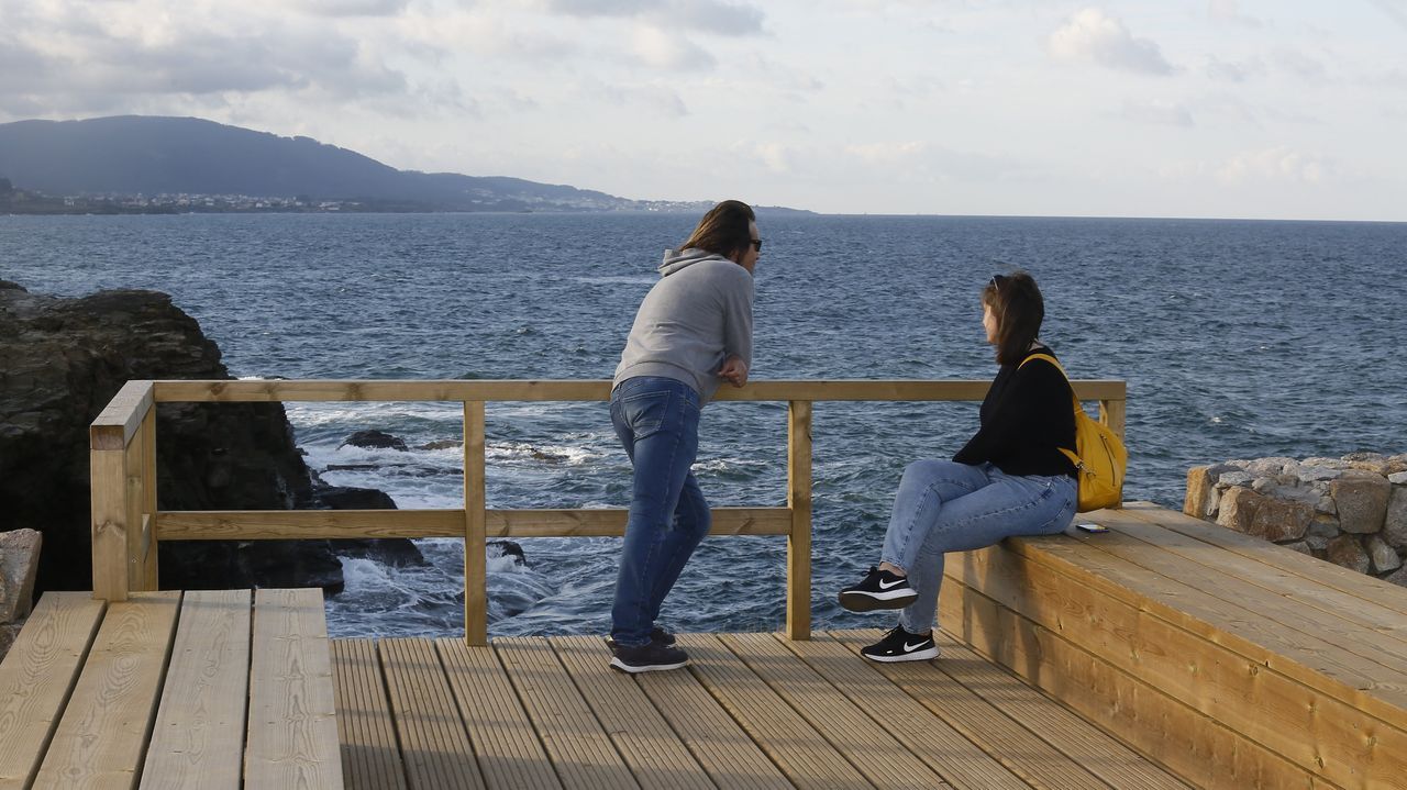 Una pareja, en el mirador de Tamania, en el paseo martimo