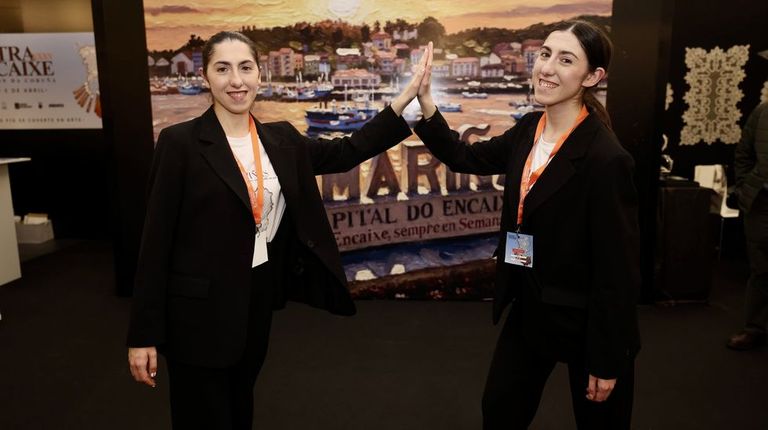 Paula y Andrea, gemelas de 22 años y voluntarias de la Mostra do Encaixe de Camariñas:<span lang=