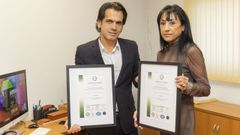 Iván Amarelle con Rosa Salgueiro, directora comercial de Isonor en A Coruña y Ferrol, quien hizo entrega de las certificaciones de calidad ISO