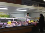 Una mujer presentando la tarjeta del paro