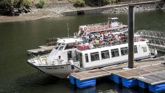 Un catamarán de la Ribeira Sacra repleto de pasajeros en julio.