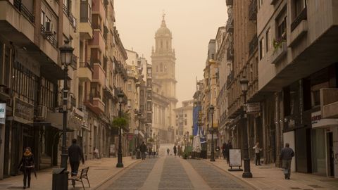 Vista de una calle de Jaén, con la catedral al fondo
