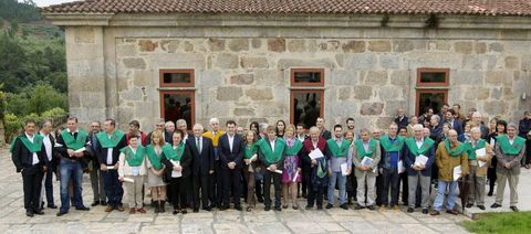 O conselleiro de Cultura, no centro, cos participantes do encontro na rectoral de Santo Andr. 