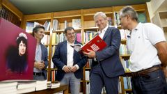 Alfonso Rueda hojea un libro en presencia de Borja Verea, Romn Rodrgues y Manolo Salvado propietario de Gallaecia Liber (derecha)