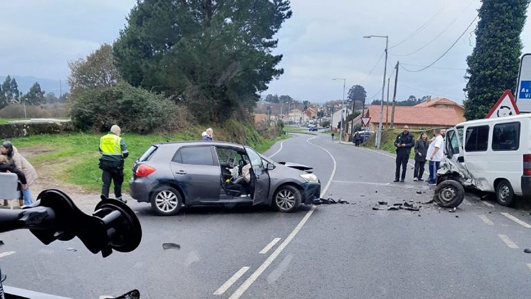 Tres heridos en una colisión frontal entre una furgoneta y un coche en Narón