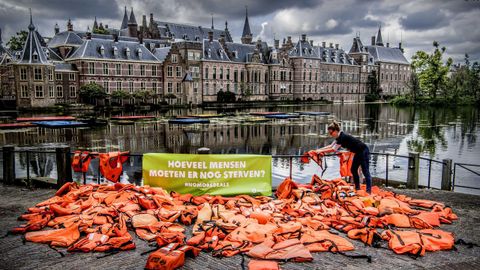 Activistas de Oxfam Novib, filial holandesa de la organizacin internacional de Oxfam, colocan 200 salvavidas ante el Parlamento holands durante una protesta por la grave situacin de cientos de miles de refugiados, en La Haya