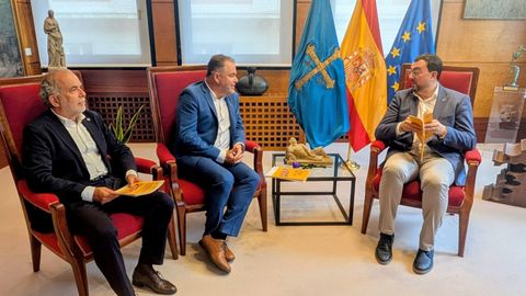 Plan de Acci�n 2035.La C�mara de Comercio presenta a Adri�n Barb�n su 'Plan de Acci�n 2035: Engrandecer Asturias'.