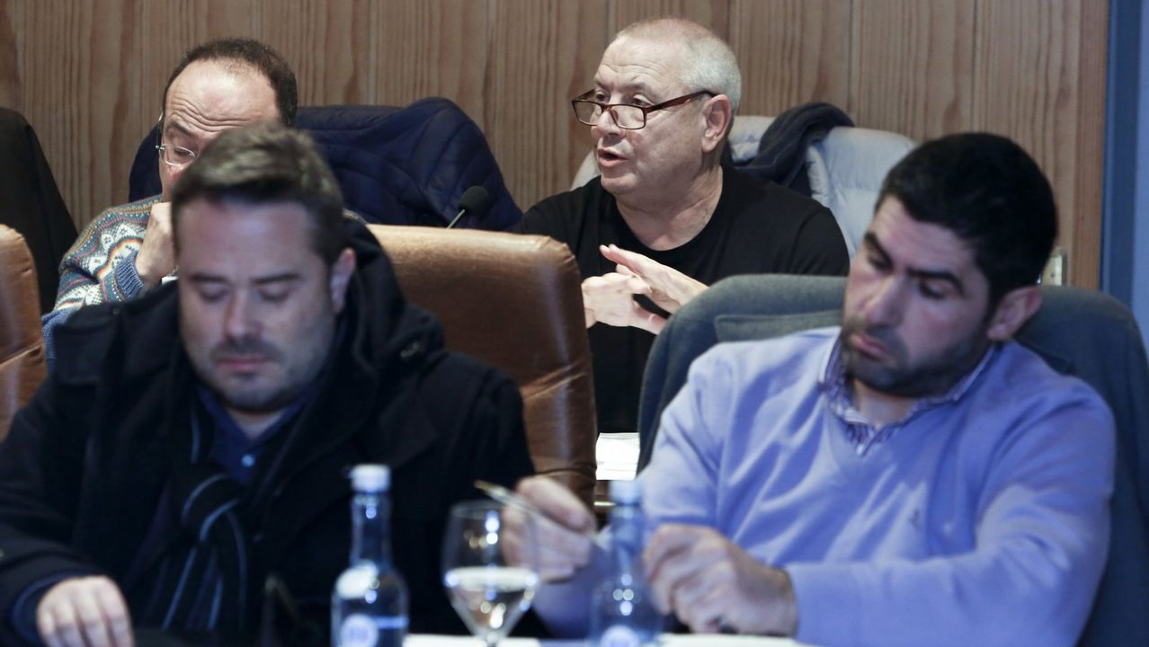 Bomberos y polic�as junto al cuerpo, tapado con una s�bana mientras lo examina la m�dico forense