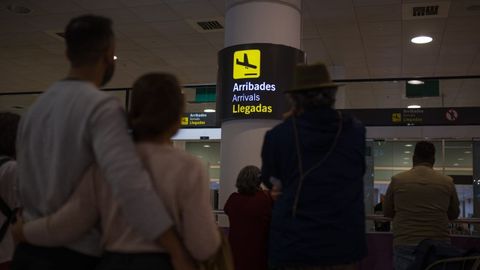 Personas esperando a viajeros en el aeropuerto de El Prat, el más afectado por los retrasos de los vuelos