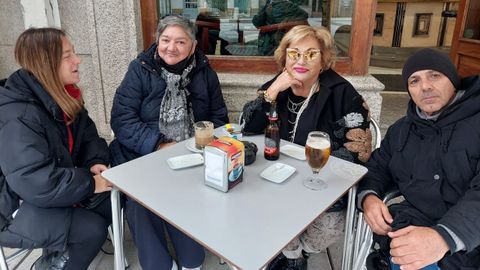 Patricia Pérez, Esther Pan, Laura Núñez y José A. Vargas son vecinos que no respaldan la moción de censura de Sada.