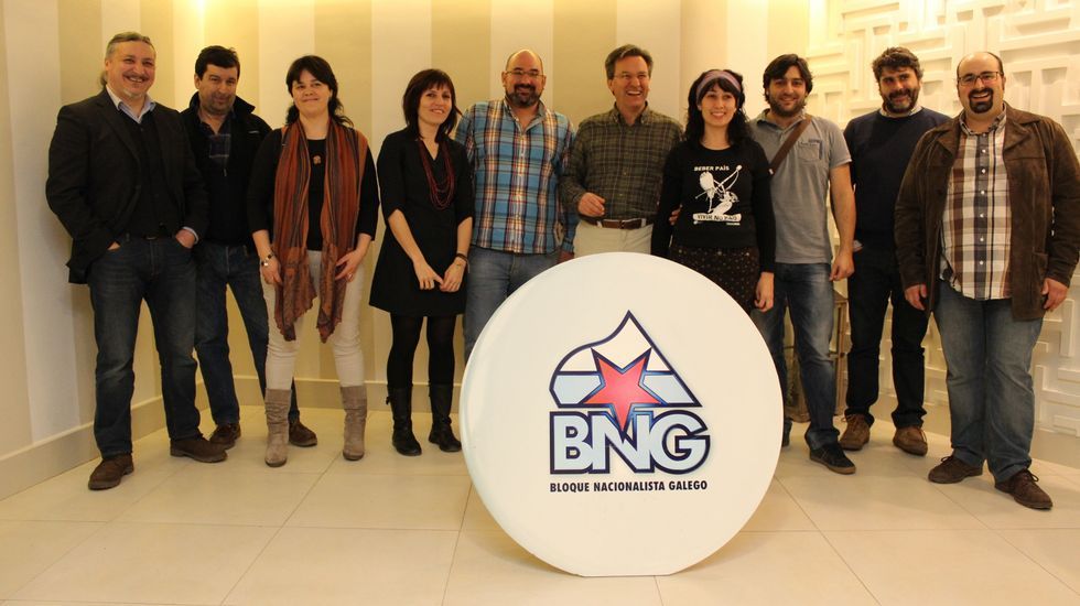 Jos� �ngel L�pez posa ante una casa dise�ada por �l en la parroquia sarriana de Louseiro e integrada en el entorno. 