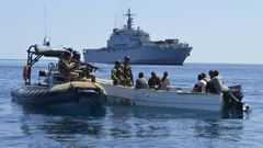 Infantes de marina de la fragata italiana San Giusto capturan un esquife pirata frente a Somalia en noviembre del 2012