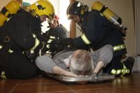 Los bomberos rescatan a un usuario encerrado en los aseos