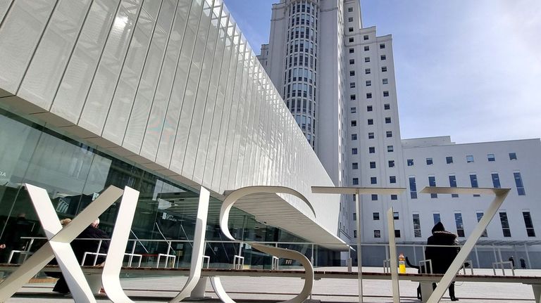 Medio año de cárcel por hacer tratamientos odontológicos sin título en una clínica dental del centro de Vigo y ser descubierta por un detective