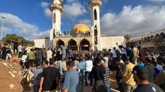 Miles de protestantes se renen entre los escombros, ante la mezquita de Al Sahaba (Derna).