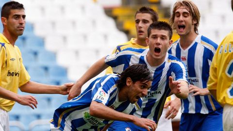 Lassad celebra con Juanan y Piscu un gol durante un partido de una fase de ascenso ante el cija