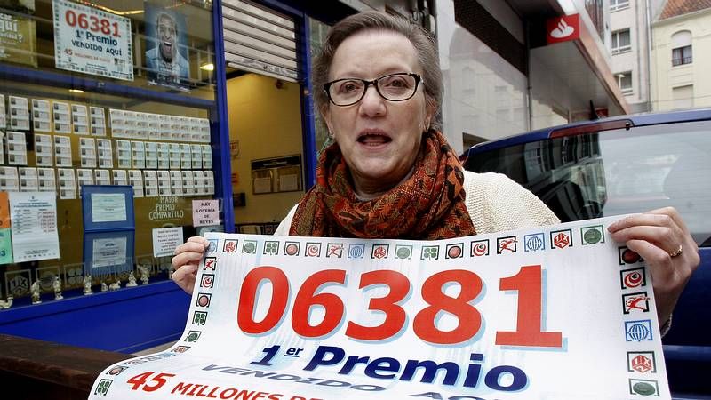 El 13.437, el Gordo m�s deseado.Los responsables del Estanco Gallego de Sarria con el cartel del cuarto premio del sorteo de Navidad
