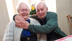 Luisa y Ramón, en la cocina de su casa, donde viven desde que se casaron, hace 74 años, ahora con su hijo José Luis