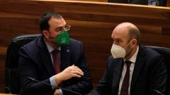 El presidente asturiano Adrin Barbn con su vicepresidente, Juan Cofio, durante el debate final de los presupuestos de Asturias para 2022 en el Parlamento asturiano, este jueves