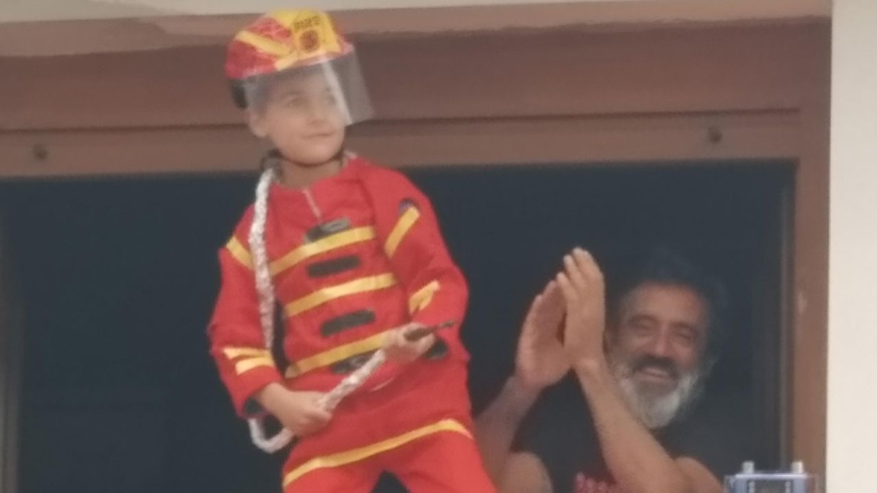 Estos son los disfraces que triunfan�durante el aplauso sanitario praviano.Licor Quemavirus