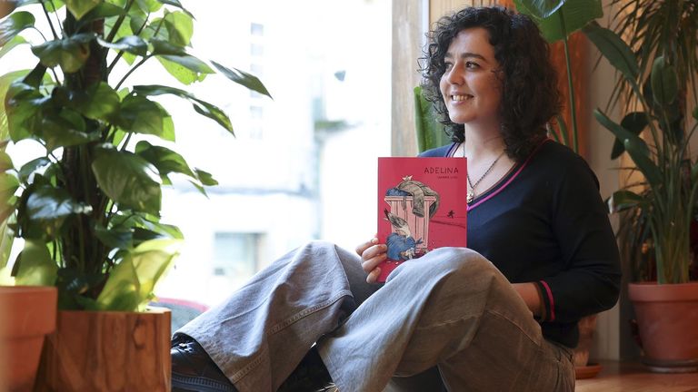 Sandra Lodi publica «Adelina»: «As persoas indaptadas son as que nos permiten evolucionar»