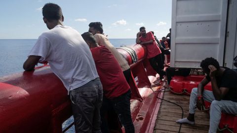 Inmigrantes a bordo del Ocean Viking, que finalmente fueron desembarcados en el puerto francés de Tolón