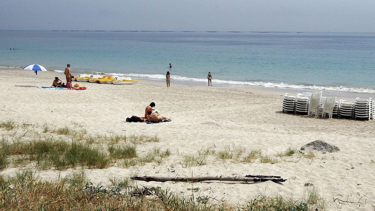 Buscan a un bañista de 70 años desaparecido en la playa de Barra