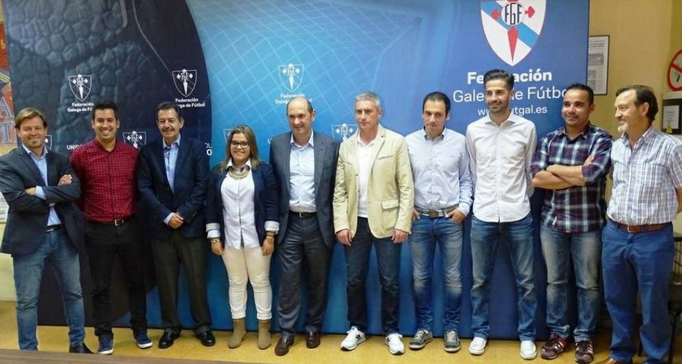 Jarju, a la izquierda, controla el bal�n en el partido del pasado domingo ante el Laracha. 