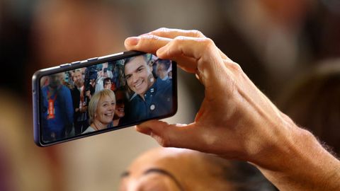 El presidente Pedro Snchez sacndose un selfi en un mitin durante la campaa de las elecciones al parlamento vasco este mes de abril