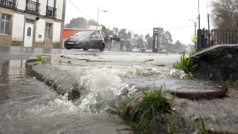 La intensa lluvia deja pequeas inundaciones y balsas de agua en las carreteras