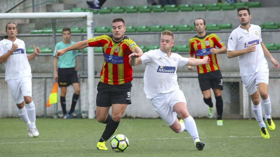 �La culebra salt� medio metro fuera del agua para pillar un lagarto grande�