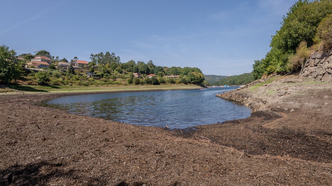 En im�genes: la primera de las limpiezas de playas que promuebe la asociaci�n �ntegro.Estado del embalse de Eiras, en Fornelos de Montes, que abastece de agua a Vigo a y otros nueve ayuntamientos de su �rea