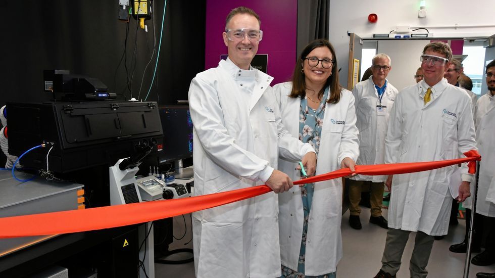 Inlineruthmatilda.El ministro Chris McDonald y Karina Pombo Garc�a, en la inauguraci�n.