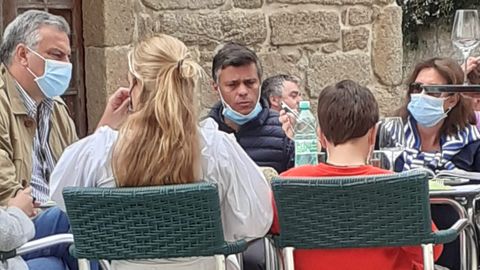 Leopoldo López y sus familiares tomando algo en una terraza de Cambados