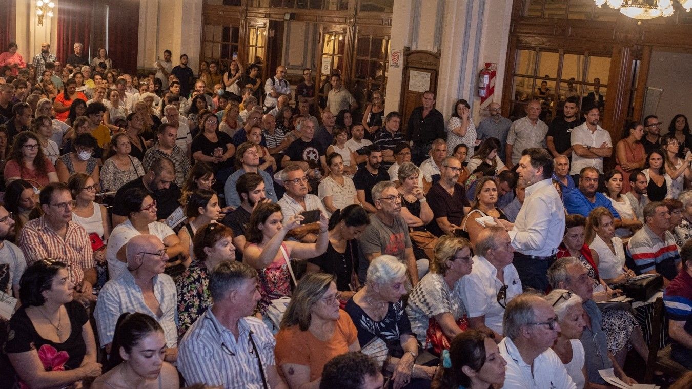El secretario xeral de Emigracin, en el centro de la imagen, de pie, durante el encuentro en Buenos Aires.