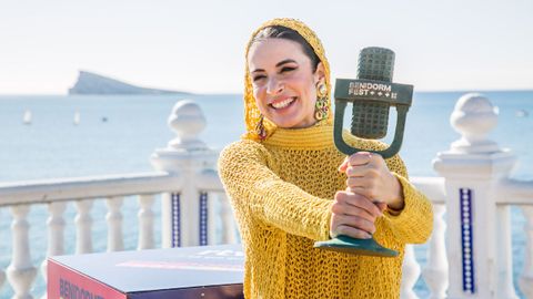Blanca Paloma, posando con su trofeo de ganadora del Benidorm Fest 2023