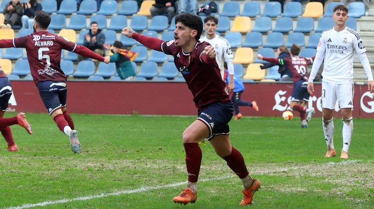 Antonio Montoro, jugador del Pontevedra: «Nos quedan once partidos a cara de perro»