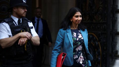 Suella Braverman sale del número 10 de Downing Street.